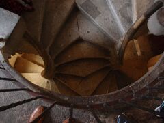 名物の二重螺旋階段がありました。めがまわるぅー。