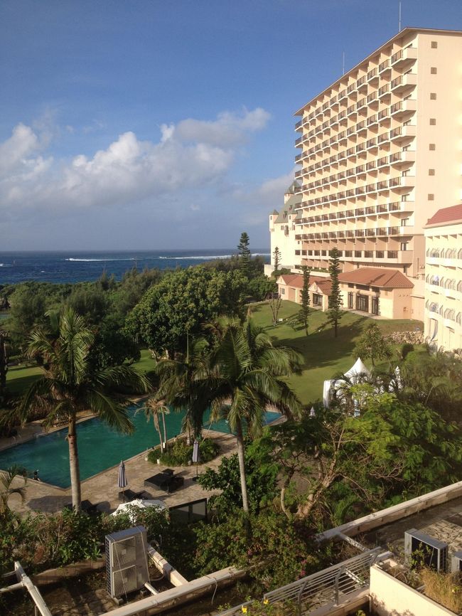 ２日目の朝。<br />台風が近づいているのは、確かだけれど、とても良い天気。<br /><br />出発前は、１０年前に宮古島で台風にあった時の、ホテルから出られないイメージがあったので、ちょっと拍子抜けです。<br /><br />「だから、来てよかったでしょう！？」と息子たち。