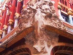 ９：３５
カタルーニャ音楽堂　（ドメネク）　Palau de la Musica Catalana　1905-08
http://www.palaumusica.cat/

建物の写真を１枚撮ってから、チケット窓口に行って聞いてみると、
今日の１３：００に英語の内部見学ツアーが可能とのことで即予約しました。