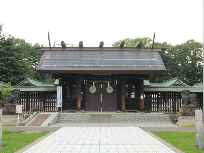 東西線から南北線へと乗り継ぎ、次に降りたのは幌平橋駅。<br /><br />札幌護国神社を参拝しました。<br /><br />まだ午後４時を過ぎたばかりだというのに、神門は固く閉ざされていました。<br /><br />社務所らしき建物から女性が出て来たので尋ねてみると、午後４時には業務を終えるのだということ。<br /><br />いくらなんでも早すぎると思いましたが、札幌時間というものがあるのかもしれません。<br /><br />札幌護国神社には、日本を守るために亡くなった郷土出身の御英霊の他、北海道開拓に携わって命を落とした方の御魂も祀られています。<br /><br />徒歩で札幌市電の行啓通電停まで移動し、市電で東本願寺前電停へ。<br /><br />予約していたカプセルホテルにチェックインしました。