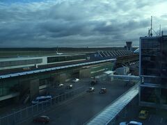 7:30にnorweginのカウンターで待ち合わせです。目覚ましをかけておいてよかった。そうでなかったら寝過ごすところでした。
7:00のホテルの窓から望む空港です。
空港で、無事Ｙ氏夫妻と合流して、ストックホルム経由でベルゲンへ向かうのです。
今回、いつもの旅仲間Ｊ子さん夫妻は直前のアクシデントでやむなくキャンセル。
oneonekukikoとＹ氏夫妻という、少人数での旅立ちです。