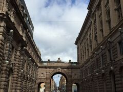 このしっかりした建物は国会議事堂です。
国会議事堂を右手に見て、橋を渡るとガムラ・スタン。いわゆる旧市街に到着です。
旧市街は一気に観光客であふれています。