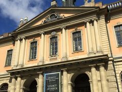 ひときわ人だかりの多い建物です。
ノーベル博物館でした。
時間の制限がありますので入場なし。