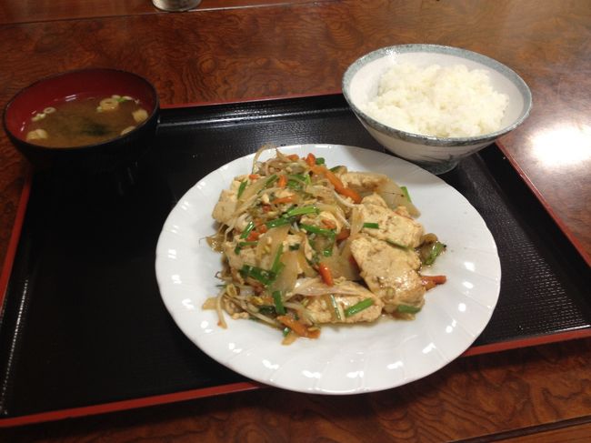 にも関わらず、店内は意外と混んでいました。<br />沖縄料理から普通の定食、日本そば、うどんまで、観光客やら地元民やら。店内にはたくさんの有名人のサインも。きっと、シギラリゾートが今ほど大きくなる前は、貴重なお店だったんでしょうね。<br /><br />母の頼んだ豆腐チャンプルー定食。<br />これがものすごく、おいしかった！<br /><br />思えばこの旅では、台風のせいでほとんどホテル系のお食事だったけれど、やっぱりその場で調理したものをすぐ食べられるって、贅沢！