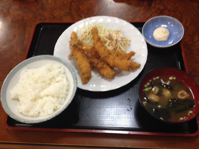 長男の頼んだエビフライ定食。<br />これまた絶品！あげたてウマウマ。<br /><br />食事のおいしさって、その時の身体のコンディションや気持ち、雰囲気などが関係するので、決してここがものすごく絶品なお店ではないとは思うけど、ここがこの旅Ｎｏ.１の食事だった気がする。<br /><br /><br /><br />夜はこりずにシギラ黄金温泉へ。<br />ライトアップされた温泉プールや星が見える露天風呂など、宮古島最後の夜を満喫しました。<br />風で花火もウォーターイリュージョンも延期されたのが残念でしたけど。
