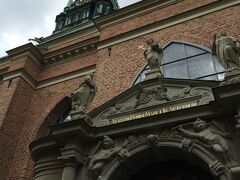 皆さんがぞろぞろ入っていくのでご一緒に。
今回まだろうそくを灯してなかったので、一本と思ったら、もうろうそくを置く場所がないからと、燭台を片付けられました。初めての経験でした。置く場所がないから、あとでねということかしら？謙虚なことです。
