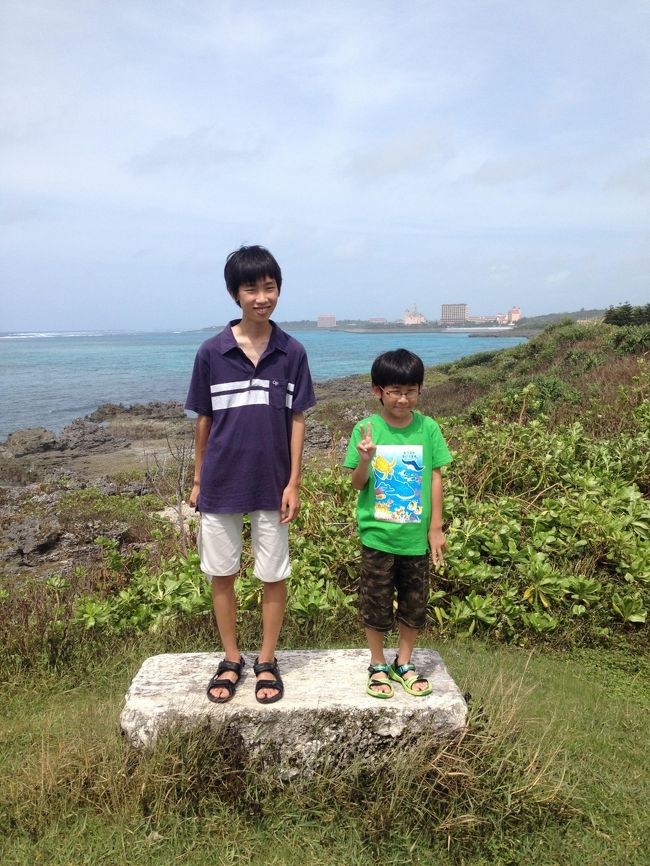 こちらのカート、意外とレジャーとして楽しんでいる人は少ないようですが、海沿いの風光明媚な景色を見ながらのドライブはイケてます！<br /><br />シギラ岬。後ろに泊まったブリーズベイマリーナが見えます。