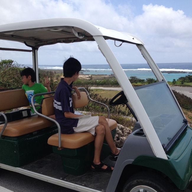 カート用の道路は適度にアップダウンがあり、海も見え、息子たちのワクワク感をくすぐります。<br /><br />なんかゴーカートみたい。<br /><br />宮古島の碧い海を心に焼きつけて、空港に向かいます。<br />また、来よう。<br />