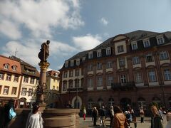 聖霊教会の向かいに建つのが、ハイデルベルクの市庁舎（Rathaus)。
18世紀初めのバロック様式。