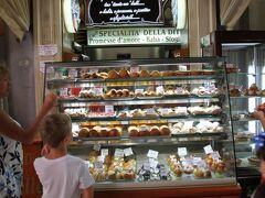フニコラーレの駅を背に右へ。

ウンベルト・エマヌエーレ１世アーケードの入口にあるのが、こちらのお店。
昨日チェックしていたんだよねー（笑）

やっぱり、ナポリ名物って言うか、
ナポリのお菓子だし、絶対食べなきゃ。