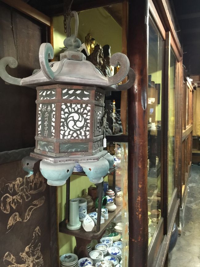 この骨董屋さんも古都らしく渋い。