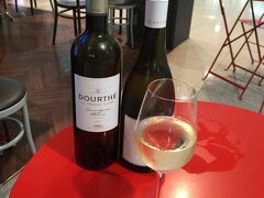 関空にて出発までワインバー。