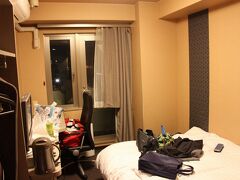 PM10:00
ホテルの部屋に戻って来ました。
ベランダに出て、夜景を楽しみます。