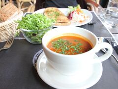 マルクト広場に面したレストランで、遅めのランチをすることにします。