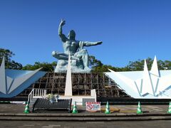 【17：00　平和公園】
隣接駐車場\250（30分単位だったと記憶しています）　滞在時間7分程度

教科書でお馴染みの平和公園。式典の準備でしょうか、銅像の前に骨組みがたっていました。
ヒロシマの原爆ドームもそうですが、このような記念碑は、自分の眼で見ると、私たちが平和について考えなければならないと改めて考えるきっかけになります。

余談ですが、公園の横にチロリンアイスの屋台が出ていました。