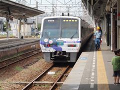 ANA589は定刻通り到着。
その後空港バスもすぐに乗れて14時半前にはJR松山駅に着いていました。

写真のアンパンマン列車は目的地とは反対の岡山行きです。