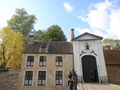 ベギン会修道院。庭園は撮影禁止の札があったので、エントランスだけ。お庭は無料で見学できます。よく手入れされていて、静かな空間でした。