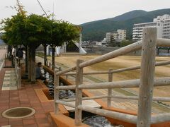 日本一長い足湯らすぃ

道の駅たるみずの足湯が60ｍ、溶岩なぎさ公園が100ｍ、日本一には感じませんでした。