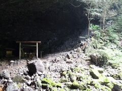 【12：50　天安河原】
天岩戸神社（受付に依頼すれば、天岩戸を見ることが可能）を参拝後、同じ道沿いにある天安河原を訪問。
神話の世界に紛れ込んだような、不思議な感覚を感じる空間でした。

駐車場はありませんが、天安河原入口の茶屋で何か購入する人は駐車可能。一声かけて、車を置かせて頂きました。
私たちはソフトクリームを購入。暑い日のアイスは美味しかったです。