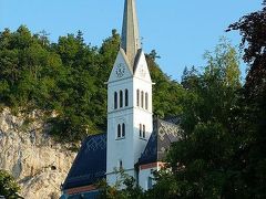 ブレッド城がある岩山の麓のSt. Martin's Parish Church。

ここは、昨日ブレッド徒歩一周した最後に寄ってみた教会。
今日は青空にその尖塔が映える！

外観はシンプルなのに、内部のシャンデリアやフレスコ画がきらびやかな教会です。
お時間がある方は、寄っていくといいですよ。