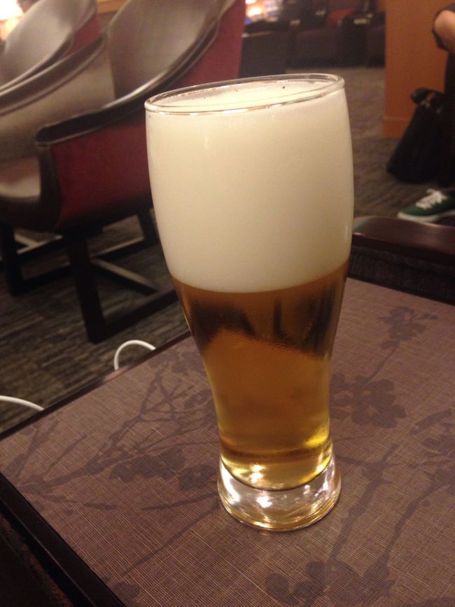 5回乗ったらラウンジ利用キャンペーンの恩恵により、<br />初めての関空国内線のサクララウンジへ。<br /><br />今日は台風の影響で欠航が決まっている便が多いのか？<br />空いていました。<br /><br />関空〜那覇便は飛ぶとの事。<br />クラスＪへのアップグレードも出来、後は飛ぶのを待つだけ＾＾<br />…のハズだった。<br /><br />機材の遅れが遅れを呼び、<br />関空からは飛べるけど、那覇空港に降りれないとの事…<br />色々手をつくしている様で、しばらく待機。。。<br /><br /><br />本当にラウンジ利用が出来て良かった〜。<br />この時にラウンジ内にいたのはこの那覇便の人達だけだったので、<br />ラウンジの係の方が丁寧に逐一報告をしてくれました。<br /><br />結果…今日は飛べません。（がーん＞＜）<br /><br /><br />翌日11時の代替便に乗るか。<br />このままキャンセルするか。<br /><br />悩みましたが、翌日朝一の便で石垣島に行く予定だったので<br />泣く泣くキャンセルする事に（涙）<br />（翌日の那覇〜石垣の他の便も全て一杯だったので。）<br /><br />さて、この段階で23：00<br />どうしたものやら〜＞＜<br /><br /><br />