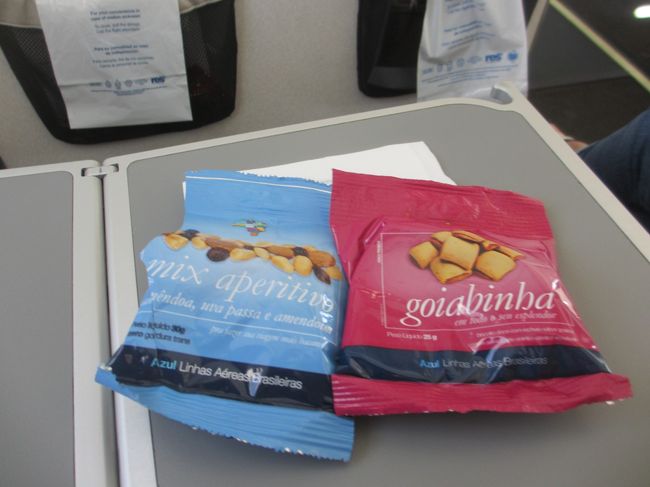 １時間のフライトなのでお菓子だけ