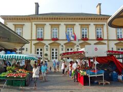 ギョーム広場にやってきました。
ちょうど、土曜開催の市場。