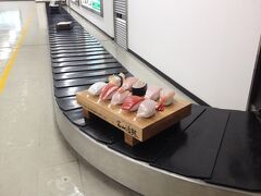 富山空港に着きました。預けた荷物が運ばれてくるレーンの上に、巨大な回転寿司！？