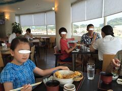 牛窓ＵＯＵＯ(うおうお)レストラン(２階、１階はお土産販売)にて、久しぶりに満喫しました。大きく長いのが穴子の天ぷらです。⑥