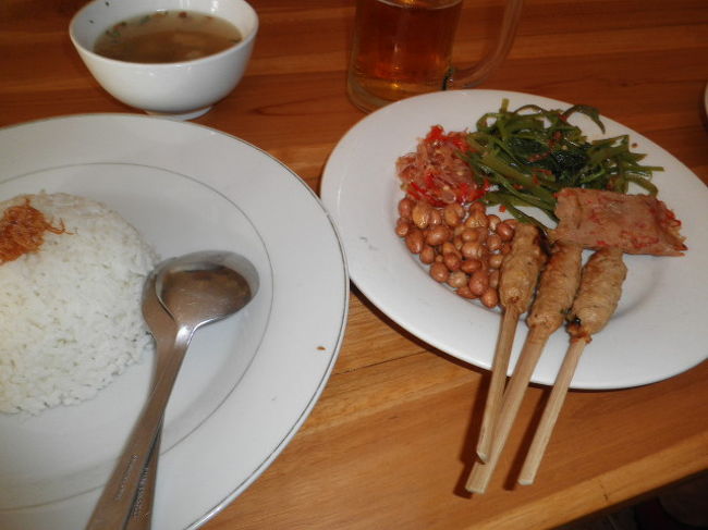 350円のセットメニュー　<br /><br />ゴアラワにあるワルンブルナberunaの方が安いし大盛りだし美味しい（爆）<br /><br />※プシンガハンの小道を入ったワルンムルタサリを知ってしまった2016年5月・・・　ブルーナよ、すまない　・・・ムルタサリに軍配