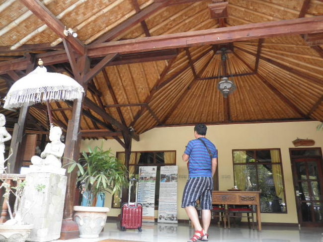 本日のお宿　バリパームスリゾートに到着<br /><br />エントランスはまずまず。