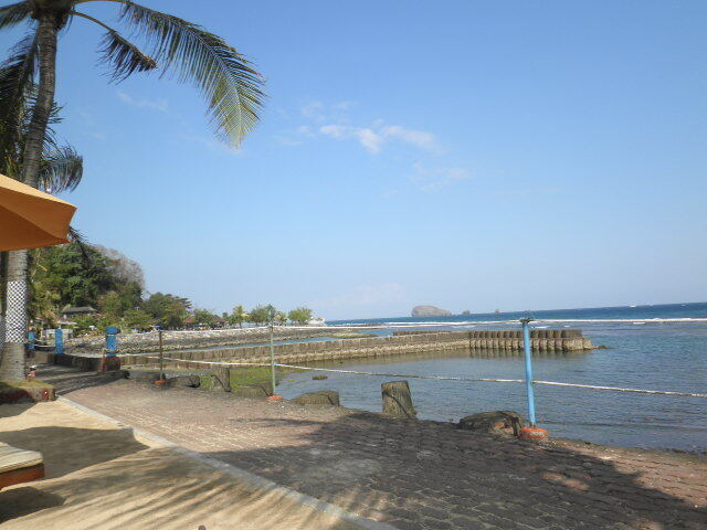 ビーチはありません。<br />何度も何度も言ってますが。<br />(;´∀｀)<br />チャンディダサにビーチはないんです。<br />誰に踊らされているんでしょう。<br /><br />ダイバーさんにはいいです。<br />テペコン（すぐそば）　<br />アメッド　トランベン（車で30分）　<br />などなどポイントまでアクセスいいです。