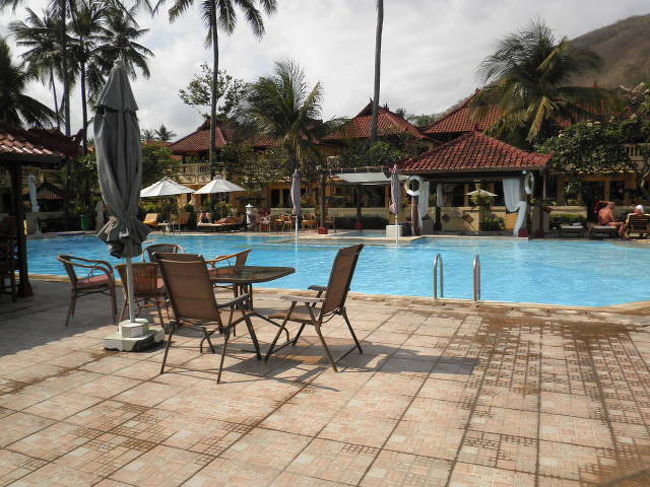 このホテル広いのはプールだけ（爆）