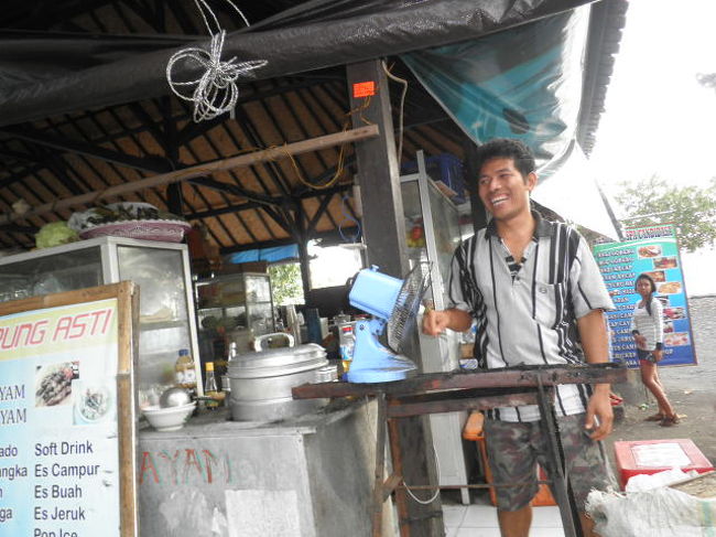 ミッション１　焼き鳥屋です。<br />決まりで屋台でビールは供されなくなりました。<br />買ってきましょう、何本買ってきますか？と<br />言ってくれましたが、夜はまだまだ<br />これから中華ワルンにも行かなくちゃなので。