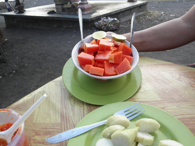 パパイヤ（完熟プパヤ）ジュルニピス（ライム）付　50円<br /><br />ここで明日のサヌールまでのドライバーを確保します。<br />3000円で折り合いが付きました。<br />