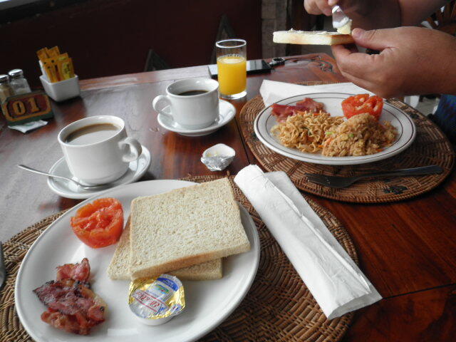 今回　サヌールのオアシスを4800円で手配しているので<br />そこの朝食と比べると　残念としか言えない　涙。