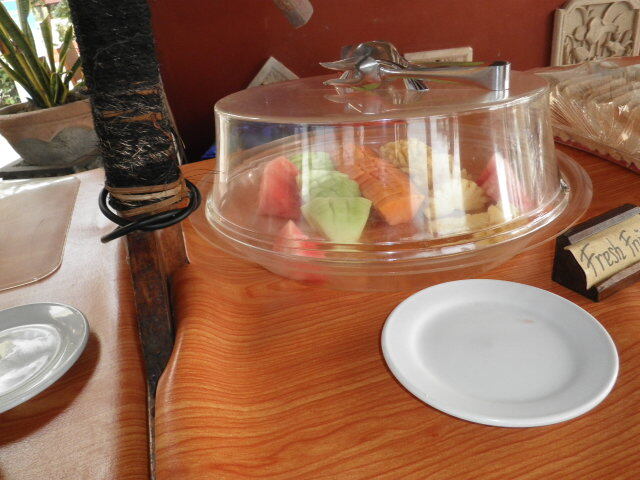 フレッシュフルーツの看板が悲しい　カサカサ乾いたフルーツ