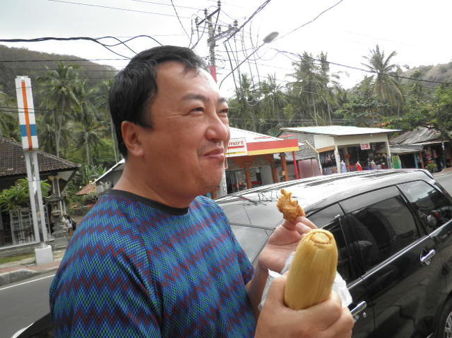 蒸しトウモロコシ30円。。。<br />見かけたら買わずにいられません。