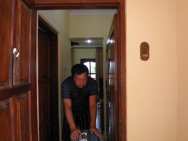 12時に約束のドライバーがやってきました。<br /><br />一路サヌールまで。<br />($・・)/~~~　($・・)/~~~<br /><br />チャンディダサをディステネーションにしようと思っている方<br />どうかホテルは吟味なさってくださいね。<br /><br />