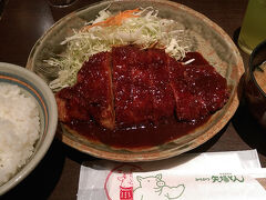 ●矢場とん＠名古屋駅名鉄店

昼間に諦めた矢場とん。
再チャレンジで、ちょっと早めに夕飯にしました。
早めでも、行列は出来ていました。
大阪には、味噌カツ文化が入って来ません。
僕は、全然有り！だと思っているのですが。
柔らかいとんかつをかみしめながら頂きました。
名古屋飯、最高〜(笑)！
御馳走様でした！