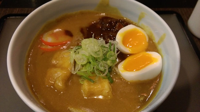 ●名物カレーうどん＠若鯱家<br /><br />友人のチョイス。<br />ここの看板商品をオーダーしていました。<br />色々、トッピング出来るようです。<br />牛すじと半熟卵をトッピングしていました。<br />カレーはちょっと辛めのようです。