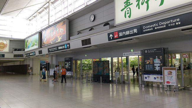 ●中部国際空港<br /><br />上の画像の左90度の画像です。<br />空港ターミナルへの連結橋を渡ります。