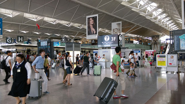 ●中部国際空港<br /><br />日中といえど、まだまだ出発の人でそれなりに混雑しています。<br />