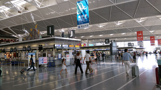 ●中部国際空港<br /><br />赤い垂れ幕が国内線、青い垂れ幕が国際線のようです。<br />同じ階にあって、使い勝手がよさそうです。<br />嫌にならない大きさで、すごく好印象です。<br />関空と比べてしまいます…。<br />いいな、セントレア。