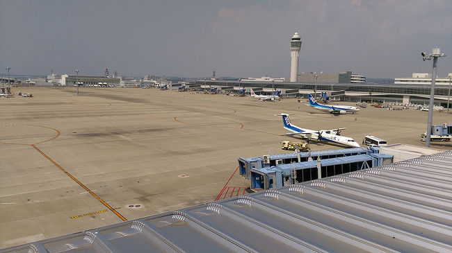 ●中部国際空港展望デッキから<br /><br />展望デッキに来ました。<br />国内線エリアです。<br />中〜小型機の運航が多いです。