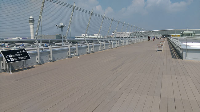 ●展望デッキ＠中部国際空港<br /><br />とっても広い、展望デッキ。<br />画像は、人があまりいませんが、皆さん、日影に集まって、到着便を待っている様子でした。<br />どうやら“エティハド航空”を待っているようです。