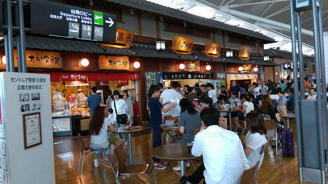 ●ちょうちん横丁＠中部国際空港<br /><br />空港ターミナルの4階にあるスカイタウンのちょうちん横丁。<br />外国人が喜びそうな、いかにも日本なイメージです。<br /><br />この後、この奥にある展望風呂に行きました。<br />お風呂に入りながら、飛行機見学なんて、贅沢〜！<br />ここでひとっ風呂浴びて、出発ってのもいいな。<br />セントレア最高〜！