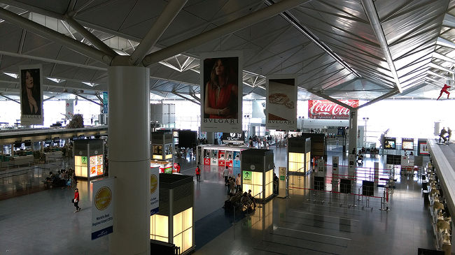 ●中部国際空港<br /><br />4階のカフェから3階の出発ロビーを望みます。<br />高いところを見ると、忍者がいたりします…。<br />遊び心も満載、セントレア。