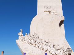 紺碧な空に　発見のモニュメントが白く輝き

エンリケ航海王子を先頭に、同世代の偉人たちの像が並びます