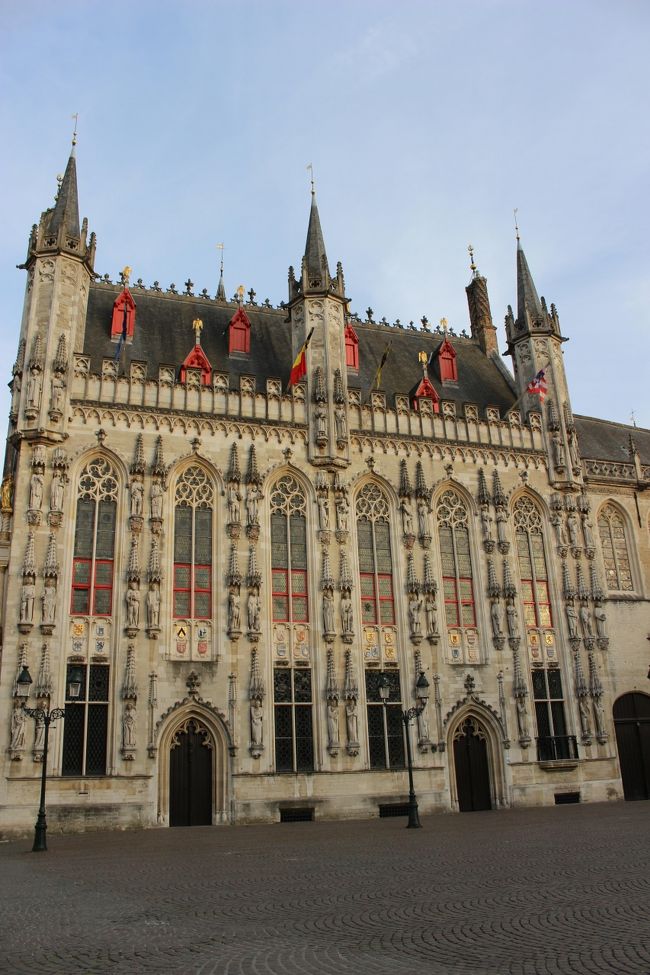 市庁舎をズームアップ。<br /><br />昼間も撮ったけどね(^_^;)<br />でも、光の加減で違った色に見えるんですもの。<br />昼間は光がちょうど当たっていたので、もっと白っぽく見えました。